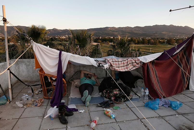 Mit Schlauchbooten kommen die Flüchtlinge von der Türkei auf die EU-Insel Kos. Dort warten sie unter menschenunwürdigen Umständen auf ihre Registrierung.