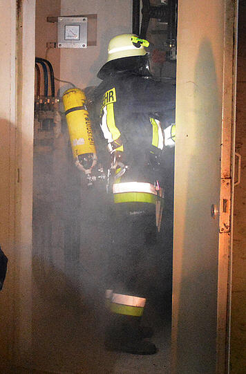 Bilder vom Feuerwehreinsatz in Pauluszell. Durch einen technischen Defekt kam es zum Brand einer Trafostation.