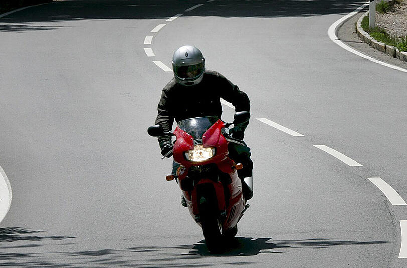 Die Polizei führte am Wochenende schwerpunktmäßige Kontrollen auf den beliebten Motorradstraßen durch. (Archivbild)
