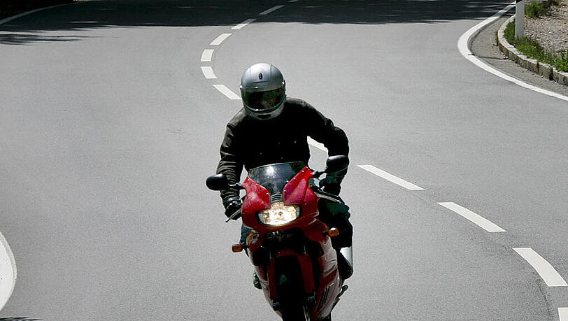Die Polizei führte am Wochenende schwerpunktmäßige Kontrollen auf den beliebten Motorradstraßen durch. (Archivbild) Die Polizei führte am Wochenende schwerpunktmäßige Kontrollen auf den beliebten Motorradstraßen durch. (Archivbild)