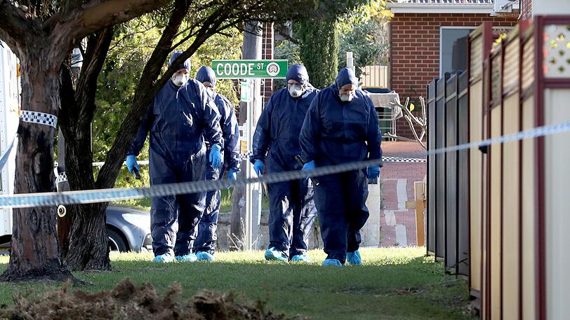 Australien, Perth: Spurensicherer der Polizei untersuchen ein Grundstück. Hier sind in einem Wohnhaus nach Medienberichten mehrere Menschen tot aufgefunden worden, darunter auch Frauen und Kinder.