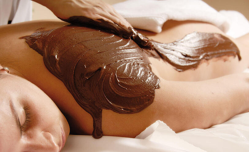 Bei einer Massage mit Schokolade schmilzt jede Mami dahin.