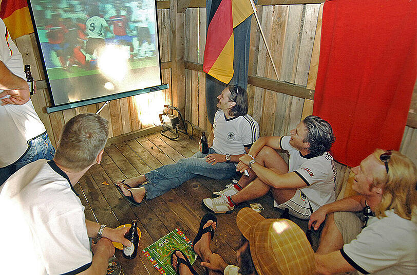 Großes Bild beim WM-Schauen: Die Stiftung Warentest hat Beamer getestet.