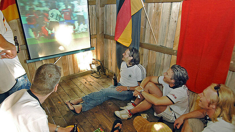 Großes Bild beim WM-Schauen: Die Stiftung Warentest hat Beamer getestet. Großes Bild beim WM-Schauen: Die Stiftung Warentest hat Beamer getestet.