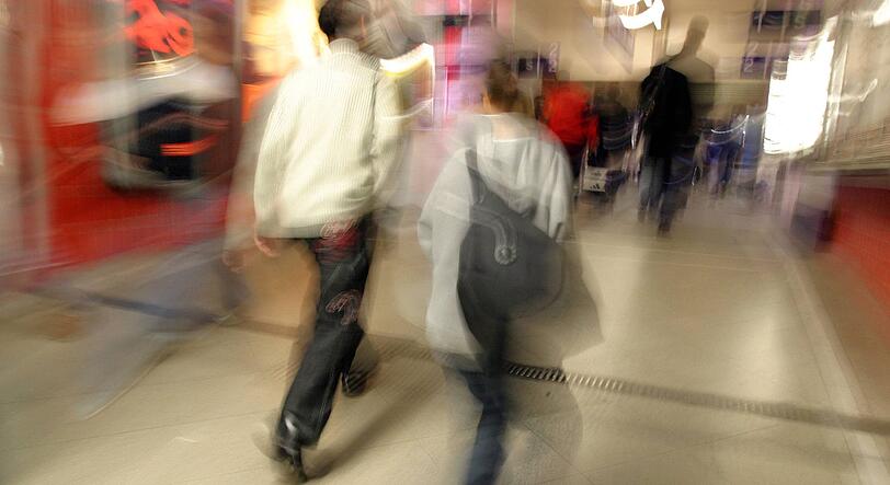 Im Eingangsbereich des Ostbahnhofs greift ein 27-Jähriger eine junge Frau an. Ein Passant geht dazwischen. (Archivbild)