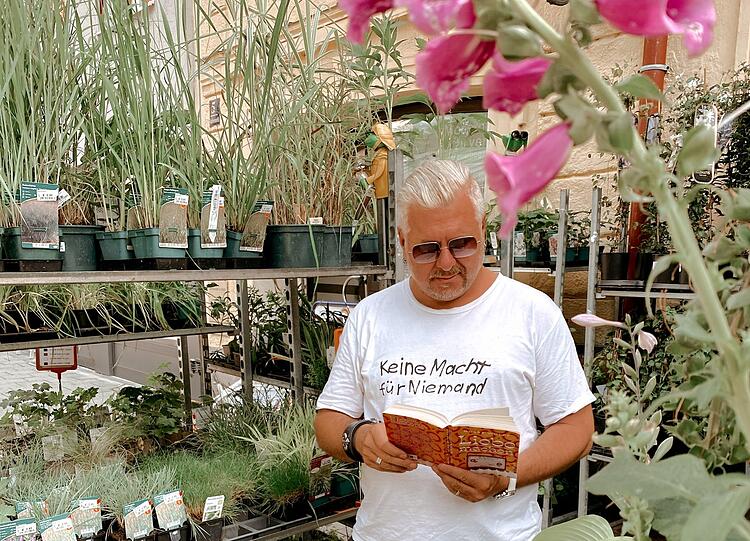 Autor Moses Wolff ist ganz vertieft in die Lektüre seines neuen Romans &bdquo;Liebe machen&ldquo;.