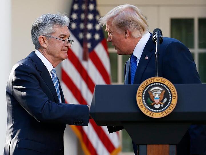 Ein Bild aus besseren Tagen: US-Präsident Donald Trump und der heutige Fed-Chef Jerome Powell (l) nach dessen Nominierung im November 2017.