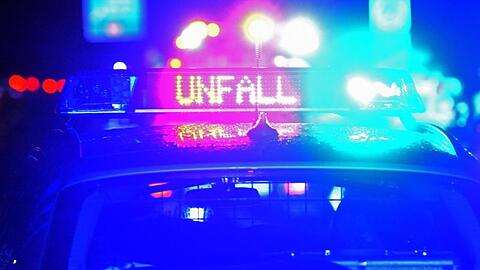 Blaulicht und der LED-Schriftzug "Unfall" auf dem Dach eines Polizeistreifenwagens. Foto: Stefan Puchner/dpa/Symbolbild