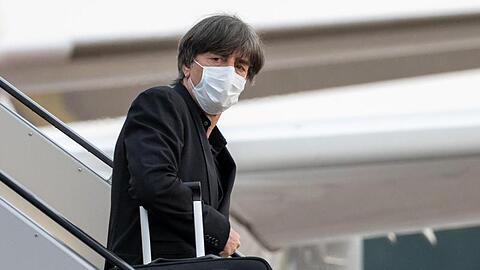 Zurück in Deutschland: Bundestrainer Joachim Löw bei der Ankunft der DFB-Equipe in Nürnberg.