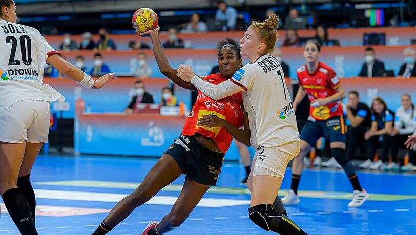 Spaniens Alexandrina Cabral Barbosa (M) und Deutschlands Meike Schmelzer kämpfen um den Ball.