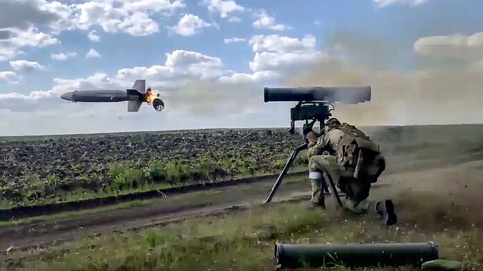 Ein russischer Soldat feuert aus einer Kornet, einer tragbaren russischen Panzerabwehrlenkwaffe.