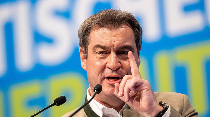 Der bayerische Ministerpräsident Markus Söder bei seiner Rede in der Dreiländerhalle in Passau.