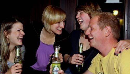 Im Barschwein vergnügen sich Christiane (23), Andrea (21),  Elisabeth (21) und Chris (28, von links).