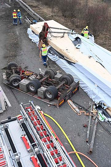Ein mit etwa 35 Meter langen verleimten Holzelementen beladener Schwertransport ist auf der Münchner Ostumgehung verunglückt.