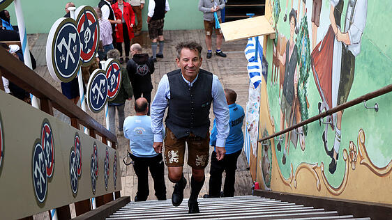 Die Formkurve des TSV 1860 muss schnell wieder nach oben zeigen, das findet nicht nur Präsident Gernot Mang, der hier die Treppe zur Empore des Hacker-Zeltes erklimmt.