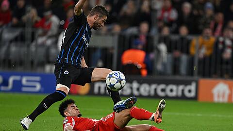 Torschütze Luis Díaz im rasanten Bodeneinsatz gegen Brügges Brandon Mechele. Torschütze Luis Díaz im rasanten Bodeneinsatz gegen Brügges Brandon Mechele.