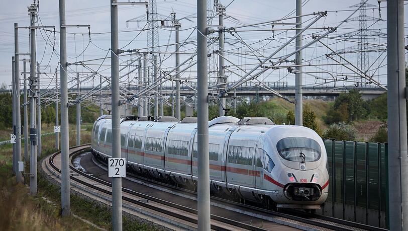 Bei Tempo 200 öffnete sich eine ICE-Tür - laut Bahn und Polizei war es kein Defekt. (Symbolbild) Bei Tempo 200 öffnete sich eine ICE-Tür - laut Bahn und Polizei war es kein Defekt. (Symbolbild)
