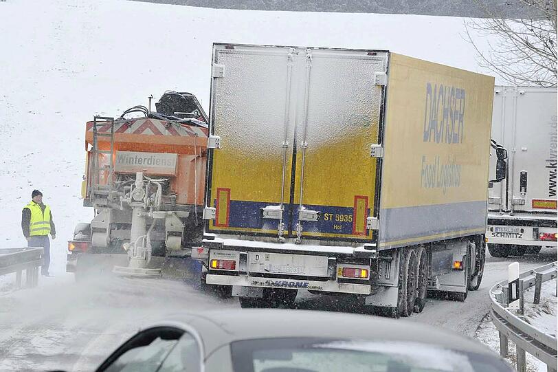 Der Neuschnee sorgt für Staus &ndash; wie hier auf der A 99 bei Kirchheim.