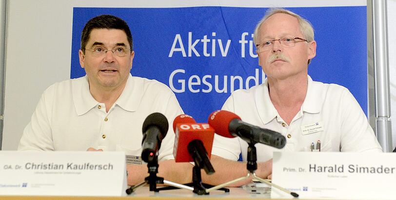 Am frühen Abend dann die niederschmetternde Diagnose der Ärzte Christian Kaulfersch (l.) und Harald Simader: Vonn hat einen Kreuz- und Innenbandriss im rechten Knie erlitten.