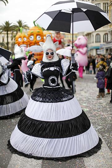 Umzüge in Nizza in Südfrankreich erinnern ein wenig an die Kölner Faschingszüge. Auch die Wägen und Kostüme sind ähnlich kreativ.