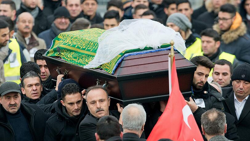 Trauerfeier und Beerdigung für Tugce: Hunderte Menschen nehmen Abschied. Trauerfeier und Beerdigung für Tugce: Hunderte Menschen nehmen Abschied.