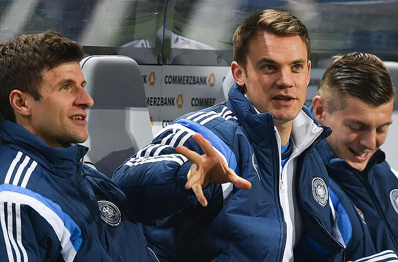 Nationaltorhüter Manuel Neuer (m.) konnte am donnerstag, wie vorhergesehen wieder am Mannschaftstraining teilnehmen.