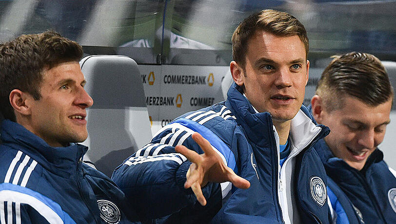 Nationaltorhüter Manuel Neuer (m.) konnte am donnerstag, wie vorhergesehen wieder am Mannschaftstraining teilnehmen. Nationaltorhüter Manuel Neuer (m.) konnte am donnerstag, wie vorhergesehen wieder am Mannschaftstraining teilnehmen.