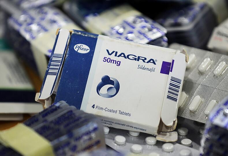 Das gefälschte Potenzmittel Viagra liegt im Kölner Zollkriminalamt auf dem Tisch. Essener Zollfahndern ist ein massiver Schlag gegen kriminelle Händler illegaler Arzneimittel gelungen.