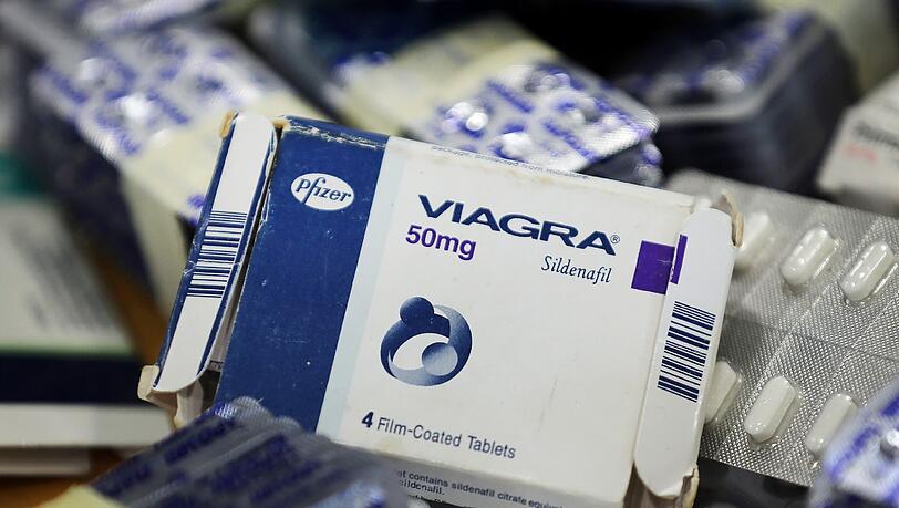 Das gefälschte Potenzmittel Viagra liegt im Kölner Zollkriminalamt auf dem Tisch. Essener Zollfahndern ist ein massiver Schlag gegen kriminelle Händler illegaler Arzneimittel gelungen. Das gefälschte Potenzmittel Viagra liegt im Kölner Zollkriminalamt auf dem Tisch. Essener Zollfahndern ist ein massiver Schlag gegen kriminelle Händler illegaler Arzneimittel gelungen.