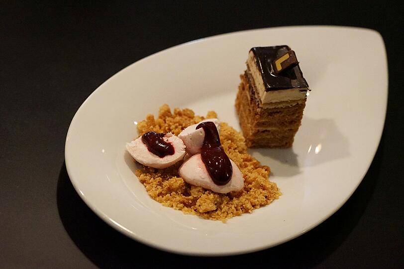 Der 5. Gang: "Café-de-Paris"-Törtchen, Beerensorbet, Schoko-Crumble.