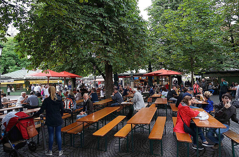Trotz des schlechten Wetters ist der Biergarten einen Tag später immer noch relativ gut besucht.