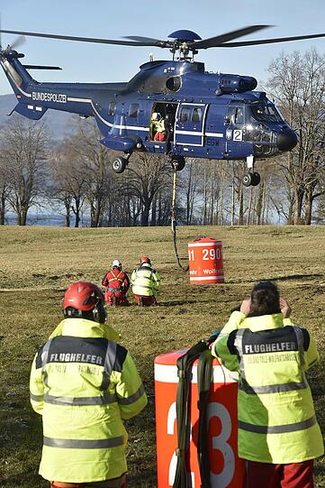 Hubschrauber sind im Dauereinsatz.