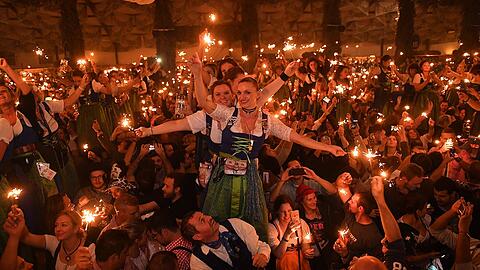 Das Oktoberfest ist vorbei - mit dem traditionellen Kehraus endete die Wiesn. Die Bilder aus dem Hofbräu-Zelt.