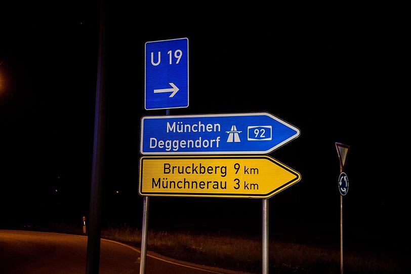 Ein 47-Jähriger flüchtet mit seinem Mercedes CLA vor einer Polizeikontrolle, übersieht einen Kreisverkehr und wird rund 40 Meter durch die Luft geschleudert. Die Bilder vom Einsatz