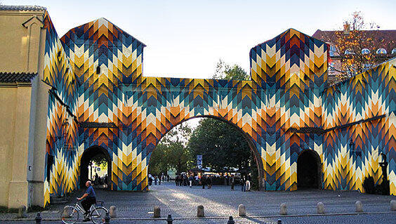 So wird es aussehen, wenn Gene Aicher das Sendlinger Tor in ein leuchtendes Kunstwerk verwandelt. So wird es aussehen, wenn Gene Aicher das Sendlinger Tor in ein leuchtendes Kunstwerk verwandelt.