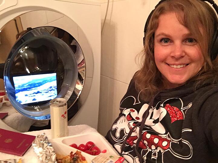 Fast wie an Bord eines Urlaubsfliegers: Susi Huber sitzt vor dem Guckloch ihrer Waschmaschine.