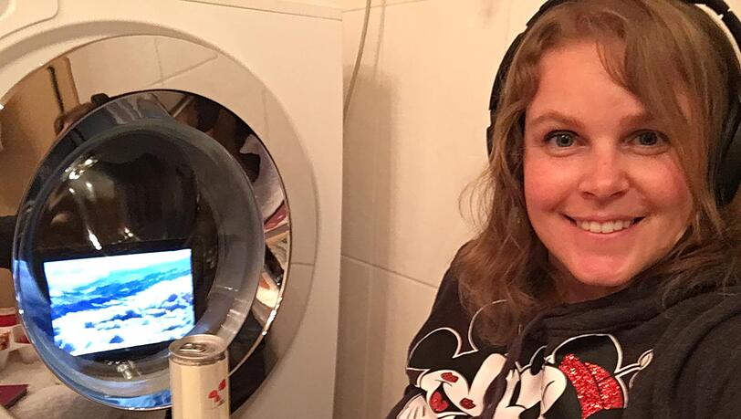 Fast wie an Bord eines Urlaubsfliegers: Susi Huber sitzt vor dem Guckloch ihrer Waschmaschine. Fast wie an Bord eines Urlaubsfliegers: Susi Huber sitzt vor dem Guckloch ihrer Waschmaschine.