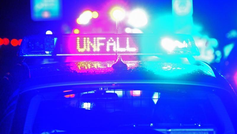Blaulicht und der LED- Schriftzug "Unfall" auf dem nassen Dach eines Streifenwagens. Foto: Stefan Puchner/dpa/Symbolbild Blaulicht und der LED- Schriftzug "Unfall" auf dem nassen Dach eines Streifenwagens. Foto: Stefan Puchner/dpa/Symbolbild