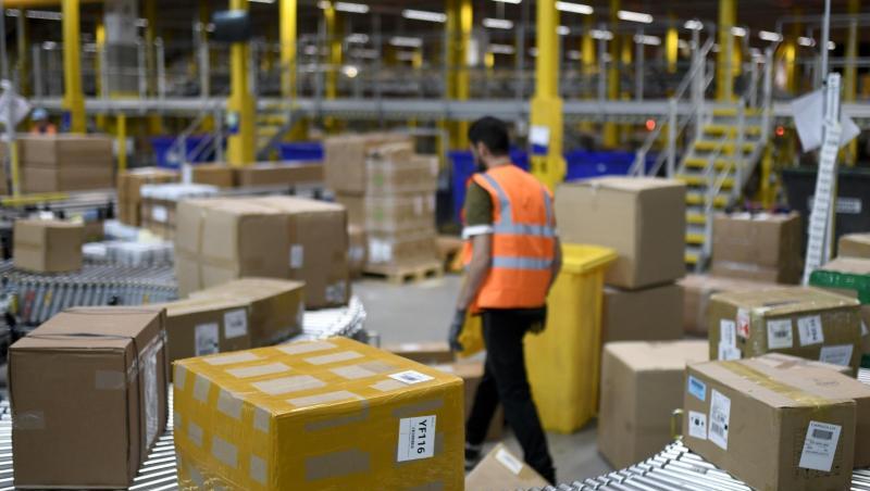 Amazon-Logistikzentrum: Der Online-Versandhändler begann 2012 mit der Einführung der Robotik. Amazon-Logistikzentrum: Der Online-Versandhändler begann 2012 mit der Einführung der Robotik.
