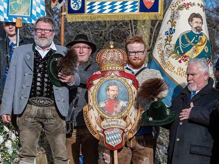 Königstreue mit Fahnen am Denkmal für die Schlacht von Gammelsdorf. Foto: Armin Weigel