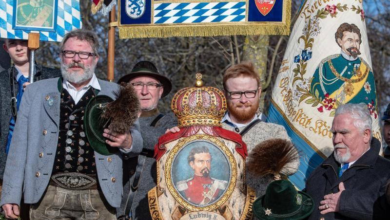 Königstreue mit Fahnen am Denkmal für die Schlacht von Gammelsdorf. Foto: Armin Weigel Königstreue mit Fahnen am Denkmal für die Schlacht von Gammelsdorf. Foto: Armin Weigel