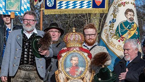 Königstreue mit Fahnen am Denkmal für die Schlacht von Gammelsdorf. Foto: Armin Weigel