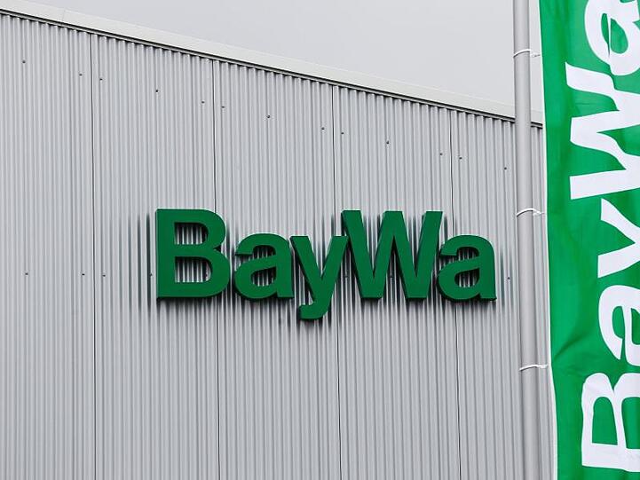 BayWa-Fahnen. Foto: David Ebener/Archivbild
