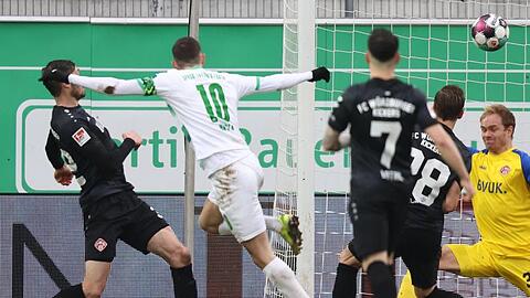 Der Fürther Branimir Hrgota (2.v.l.) erzielt den Treffer zum 2:1.