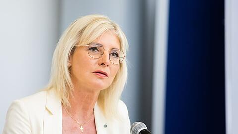 Bayerns Sozial- und Familienministerin Ulrike Scharf (CSU) nimmt an einer Presskonferenz teil.
