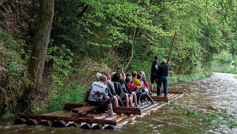 Die Floße fahren auf der Wilden Rodach im Frankenwald. (Archivbild) Die Floße fahren auf der Wilden Rodach im Frankenwald. (Archivbild)