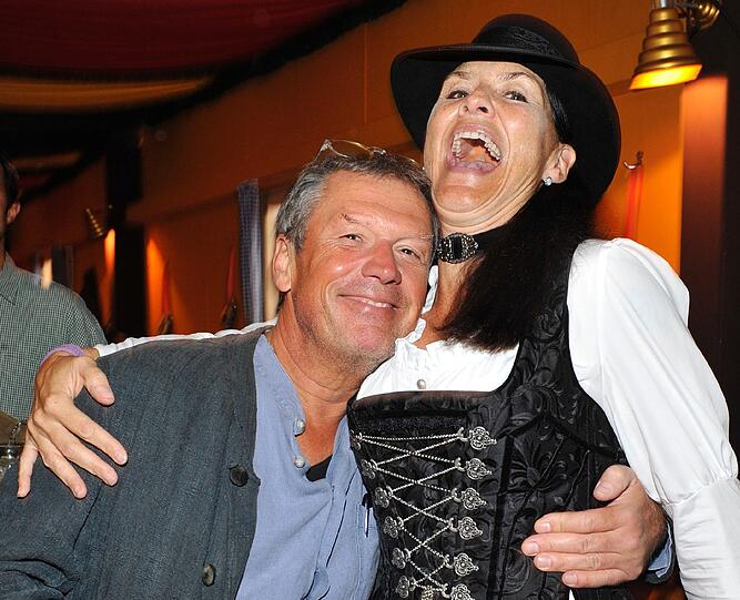 Er hat das Lausbuben-Grinsen noch immer drauf: Hansi Kraus mit Corinna Binzer