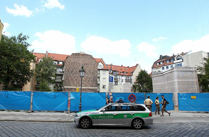 Eine Polizeistreife sichert am Nachmittag die Grube ab &ndash; ab 20 Uhr wird entschärft.