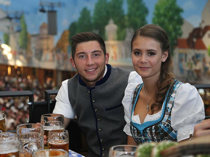Schneidige Löwen in Lederhosen, fesche Dirndl in schicken Dirndln: Die Spieler des TSV 1860 und ihre Spielerfrauen führten am Dienstagabend im Hacker-Festzelt ihre Tracht aus.