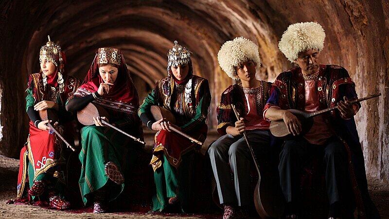 Eine turkmenische Musikgruppe. Eine turkmenische Musikgruppe.